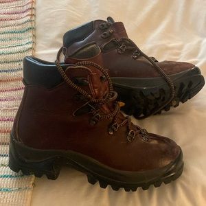 Scarpa leather mountaineering hiking boot size 7, 38